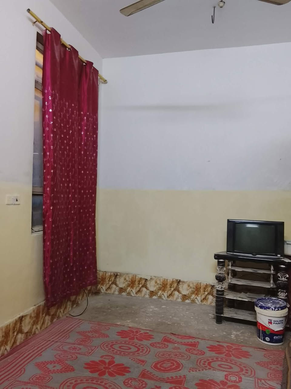 بيت للبيع 🏠 بالأمن الداخلي
المساحة: 100 متر (5×20)
البناء: طابق ونص، طابوك، سقف كونكريت مسلح
تفاصيل البيت:استقبال صالتين  غرفتين نوم. مطبخ 3 مجاميع صحية كراج تك تك او ستوته 
سطح تطبيك فرشي/ خدمات كاملة عرض الشارع 10 متر
الموقع: الأمن الداخلي – قطاع 23، قرب أبو وليد المضمد  *********** رقم صاحب البيت

