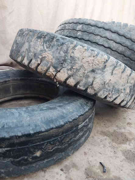 سلام عليكم 
تايرات عدد 4 هنه وجوابتهن وسفايف حجم 24 السعر 200 وبيه مجال العنوان واسط قضاء الزبيديه 
***********
***********
