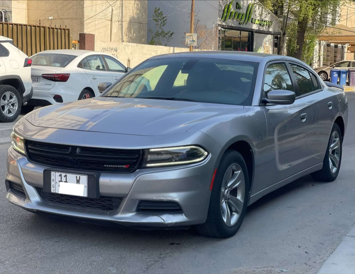 جارجر 2018 SXT وارد خليجي ماشيه 69 الف كيلو متر حقيقي على وضع الشركة برغي ممفتوح بيها الون رصاصي ((بدون صبغ او تبديل بيه بارد مقدار 4 أصابع بمقدمة الجاملغ الأمامي)) 
وخدوش ورصعات شارع بسيطه كما موضحه بالصور والسونار
مكينة 3600 كير طيارة ✈️ داخل جلد احمر شاشة كبيرة + كامرة خلفية وحساسات ، كرسي السايق كهرباء  فول تحكم استيرن تشغيل عن بعد 2 بصمات ، هزة جديدة رقم بغداد دولي بأسمي . للتواصل ***********
