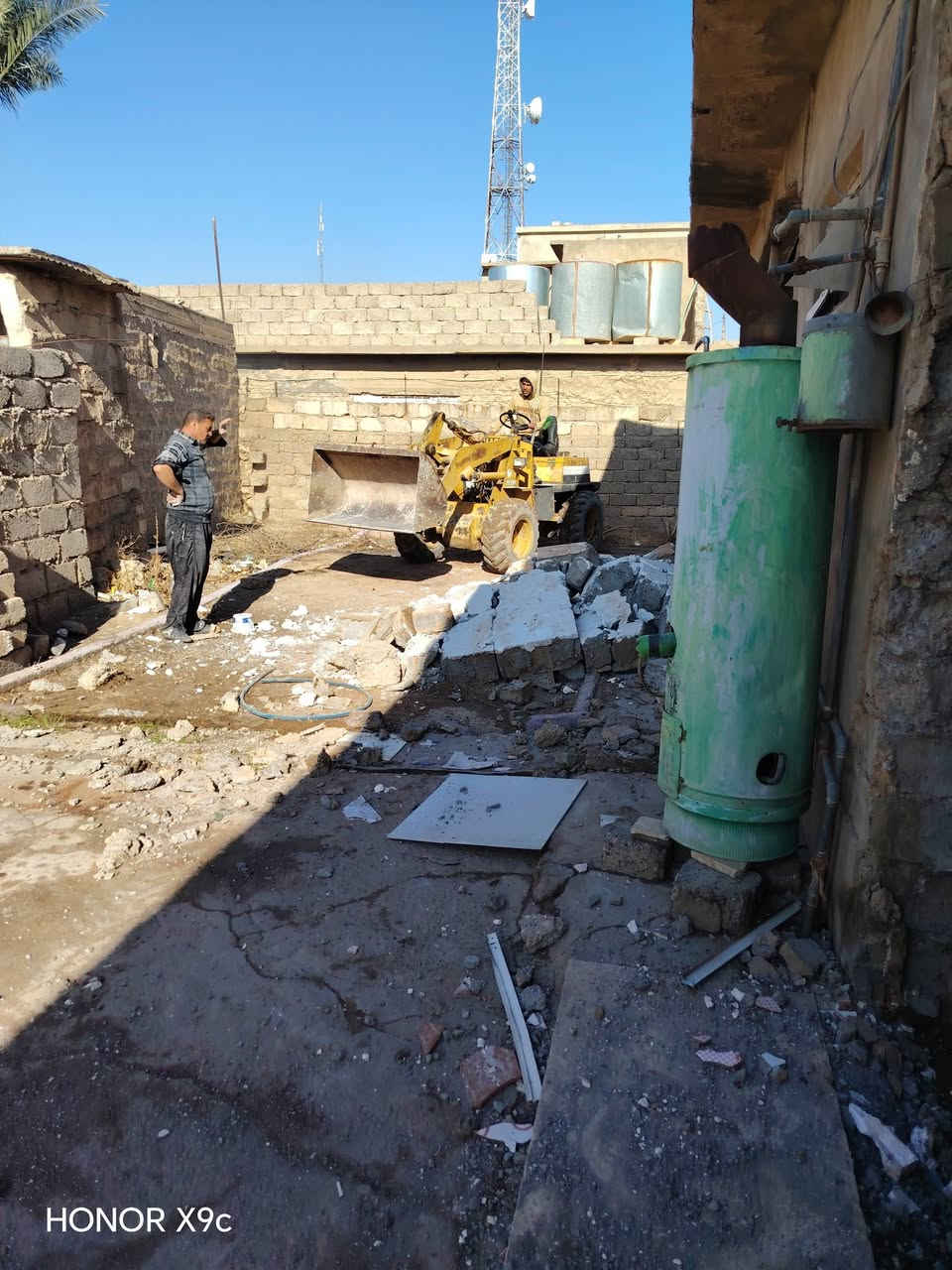 سلام عليكم جزء من شغلنه شفل لتعديل الحواش والتكاعيب وتحميل كافت المواد داخل وخارج ناحيه الشورة ***********
