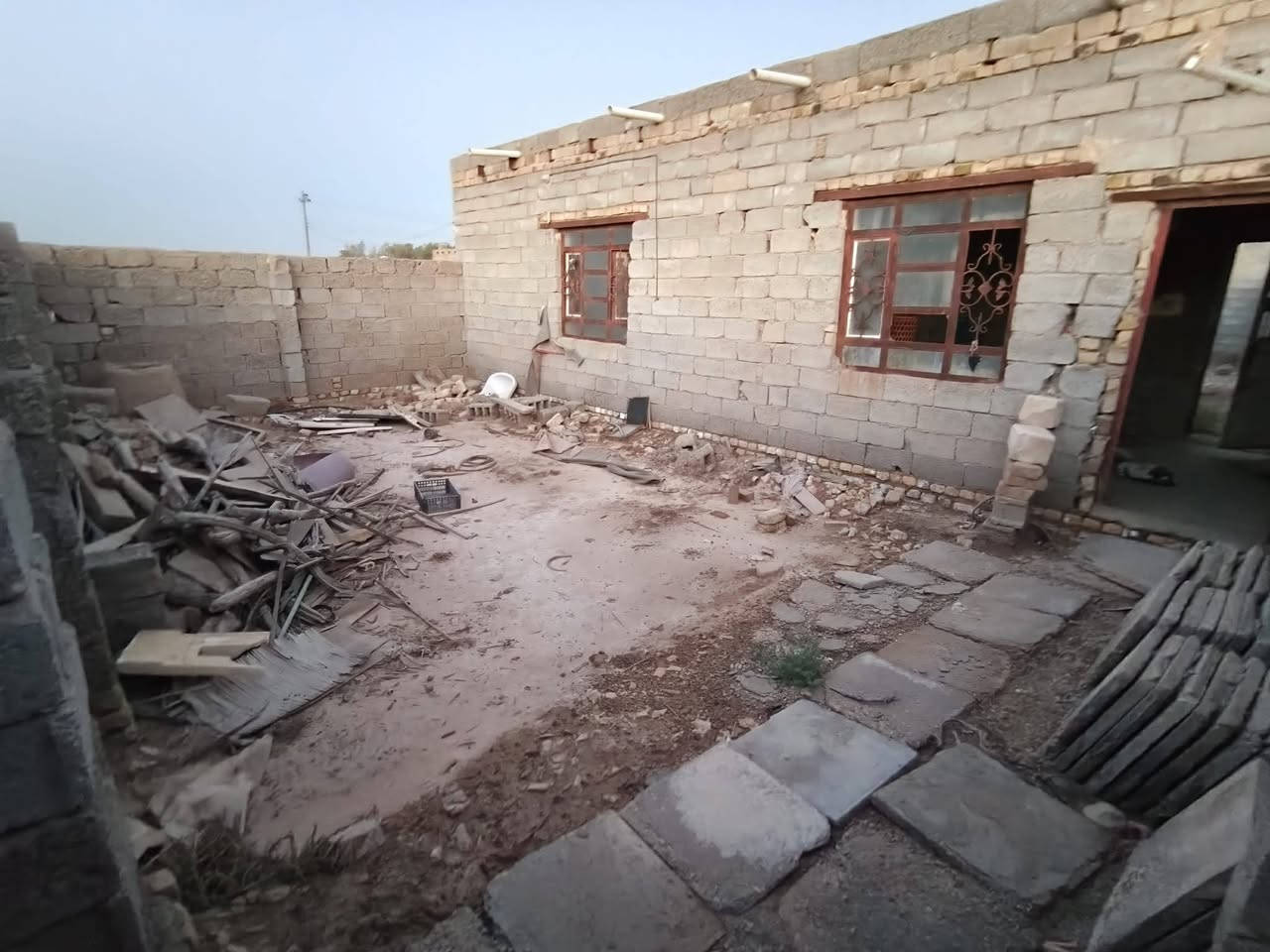 سلام عليكم
بيت للبيع مساحته 250 
متوفر بيه ماء وكهرباء 
وكلشي جاهز بي من خدمات 
المكان خلف ملعب توني 
طابو صرف 

يتكون من غرفه ومطبخ وصحيات جاهزات من ماء وكهرباء   
للاستفسار ***********

جماعه التصنيف بطلو سوالفكم هاي ولاحد يعلق
