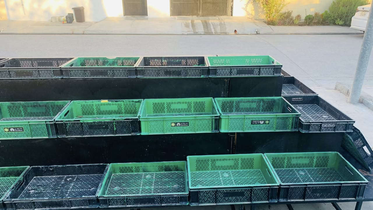 ستاند سه و زه و ميوه چوار پارچه هه موو ئاسن شتيكى زؤر باشه سى به شه  هيج جيگاى نه شكاوه به ئاسن زؤر باش دروست كراوه سحرى گونجاوه ز.م ***********
