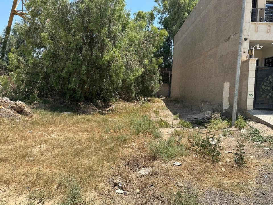قطعة ارض  موقع مميز  و مساحة مميزة .
المساحة ١٤٤,٥م الواجهة ٧م و٨٠ سم رقم القطعة ١٢٥٥  بلوك A على شارع ٢٠  و رصيف ٢ متر  قرب الكرادة بصف جسر الطابقين /  سياج شركة المعدات ظهر القطعة  و توجد مساحة وراء القطعة تقريبا ٦ متر  لصالح القطعة اكو اجازة بناء كاملة وممدود الماء فيها 
القطعة باسمي 
***********
