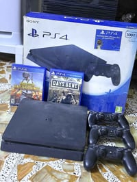 جهاز بلاي ستيشن 4 (PS4) نظيف وشغال تمام، الجهاز يجي بكرتونه الأصلي. مو...