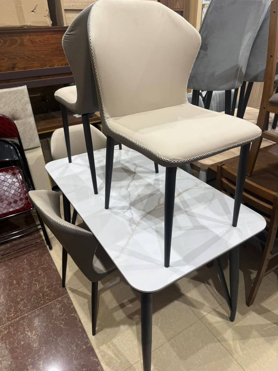 معرض صلاح آلدين للأثاث المنزلي للجمله والمفرد 
وصول ميز طعام مرمر 4كرسي جلد رجل حديد ثقيل 
درجه اولى يتحمل أوزان ثقيله بسعر جمله 
0***********
العنوان تكريت الزهور مقابل كليه تربيه البنآت مجاور تانكي المآء قرب غصن الزيتون
