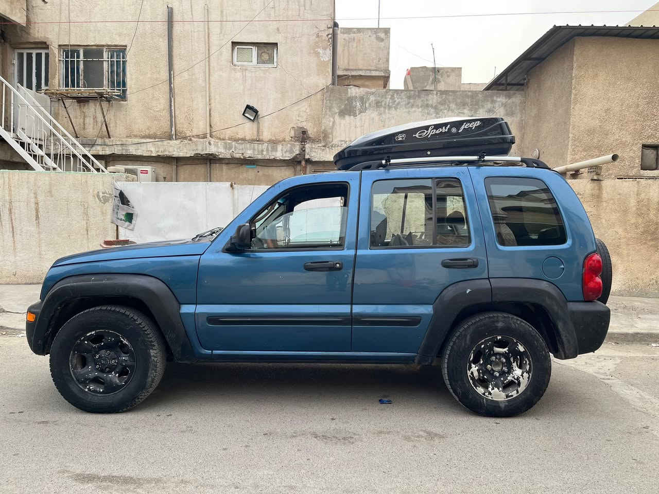 جيب لبيرتي 2004  للبيع او مراوس حسب القناعة
محرك V6 محرك 3700 بانزين كير عادي  فوريل شغال جام كهرباء و مري كهرباء  شاشة و كاميرا   احدث اصدار كهربائياتها كلها شغالة و محرك كفاله و صدر امامي مبدل جديد و صدر خلفي نظافه 90 بل ميه و بيها تخم تاير جديد و غرفتها حلوه السياره جافيه سابقاً و كشرها  شوف العين 
نقوصاتها 
صوت ونه بل كثر ما أعرف إذا كان بوربرن او غير شي بس كيرها قوي و تبديلاته كلها تمام  السياره تحويل فقط بدون وكالة يعني الي يشتري ثاني. يوم احوله سعرها 62  و بيها مجال 
مكاني بغداد للاتصال ***********
