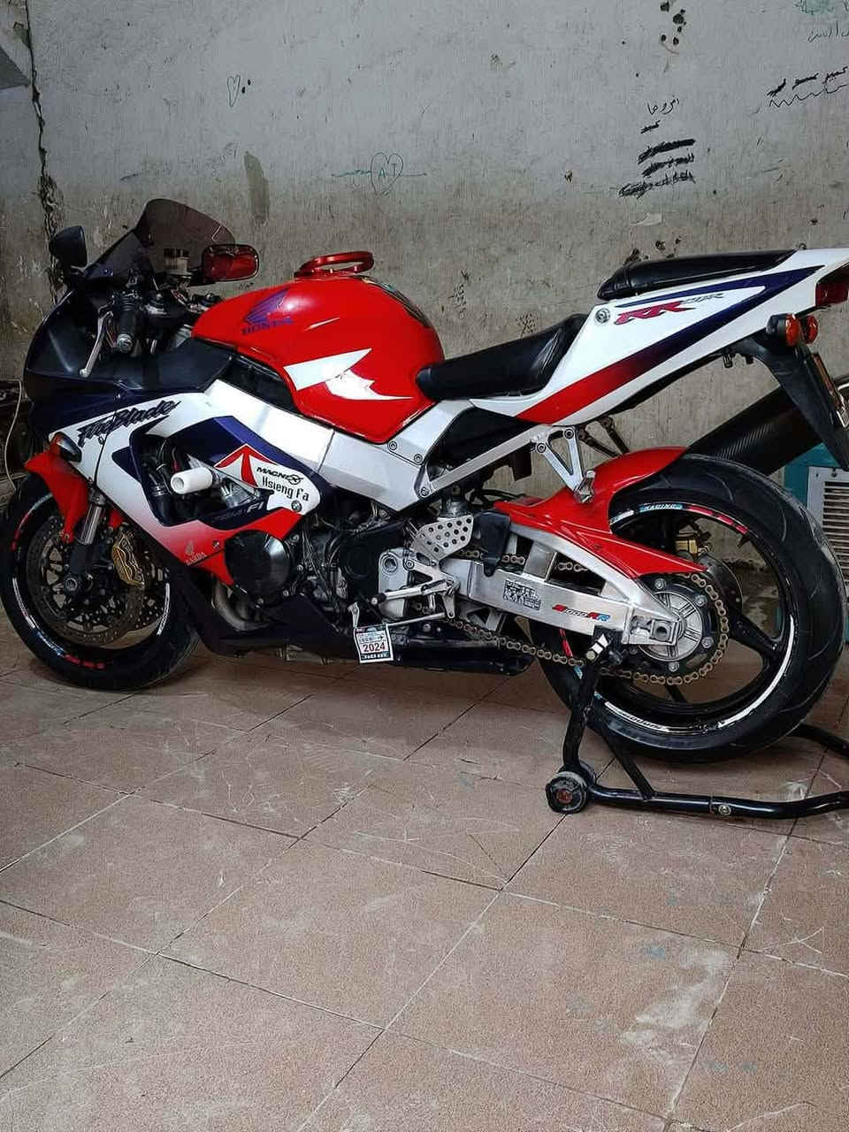 سلام عليكم 929للبيع مكفوله كفاله عامه حتى من زلغ مكان نجف كوفه سعر 22 وبيه مجال شراي يشلع عيوني 
*********** واتساب
