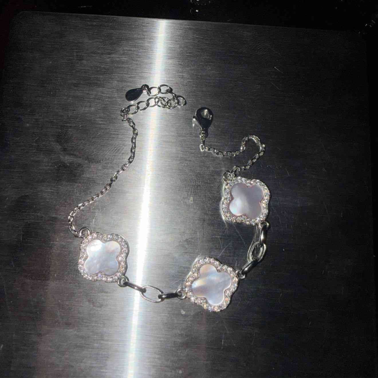 السلام عليكم… لدينا اساور مميزة فان  كليف صدفي وردي  و سوار تنس  فضة جديد عيار 925
مختوم و مطلي براديوم يحافظ على لمعته 
يمكنكم التواصل على رقم الواتساب او الدايركت 
***********
