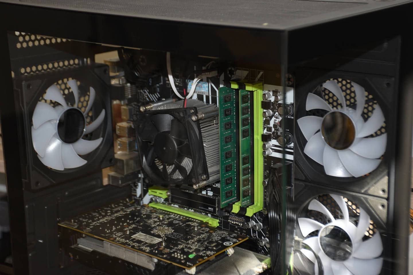 سيت اب كامل للبيع
مواصفات الحاسبة:

المعالج: Intel i7 4790K

الرام: 16 Gb DDR3 1600 MHz

البورد: Huananzhi H97-ZD3

كرت الشاشة: Biostar AMD RX-580 8G (مو نسخة ال2048SP)

تخزين 1: LEXAR 256 Gb M.2 NVME SSD

تخزين 2: Teamgroup 256 Gb SATA SSD

بور سبلاي: MASS 650W

كيس: Xigmatek Alphard M

اضافية: فان زيادة أسود RGB, فان زيادة أبيض بدون RGB, قطعة WiFi، قطعة Bluetooth, جميع براغي الكيس و ملحقات البورد و الخ.

الشاشة:BenQ Zowie XL2731

الدقة: 1080P

التردد: 144 Hz

الكيبورد: Redragon K617 Fizz

النوع:ميكانيكي Cherry red switches

عندي ماوس شفاف كلاوات تريده ما تريده بكيفك محاسبه بالسعر اني.

كله يجيك بالكارتون، الحاسبة و الشاشة و الكيبورد، نظافة فول مثل ما تشوف بالصور، و السعر من الاخير. 

850 الف، بيها مجال لأن لحد هسة ما ادري شكد يكلف توصيلهم...


**إذا كنت صاحب هذا الإعلان وتريد حذفه لأي سبب، رجاءا أرسل رسالة إلى الدعم الفني**