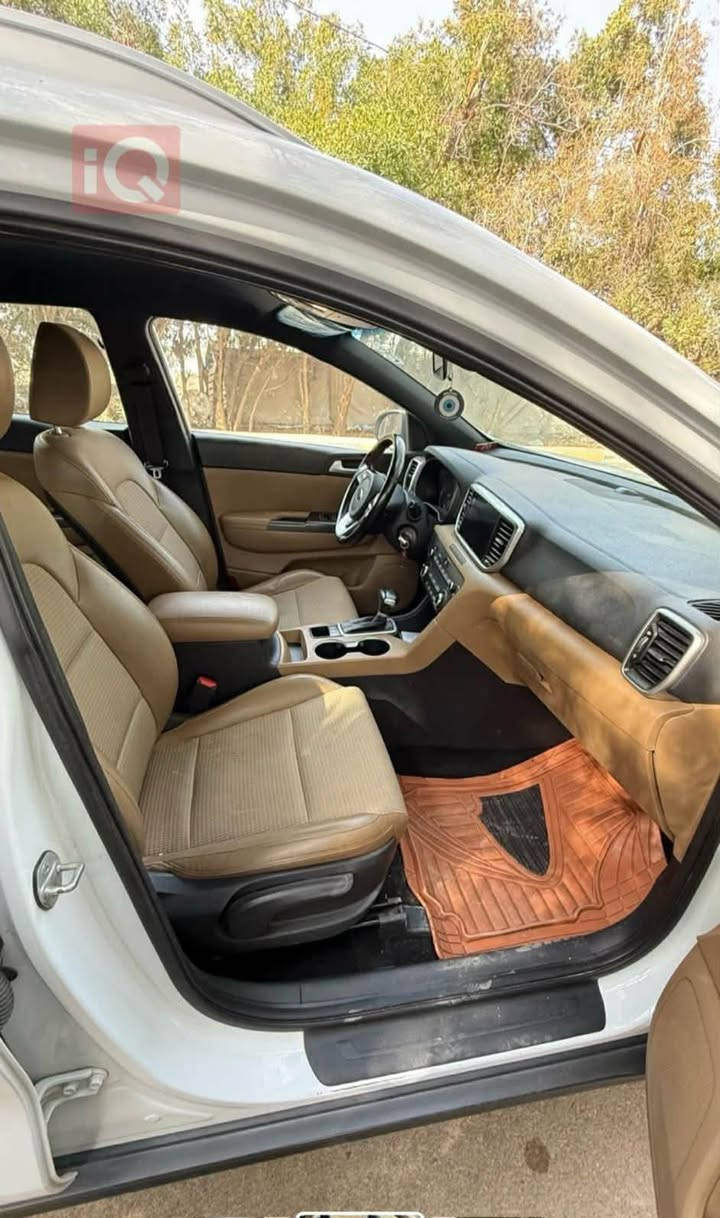 للبيع كيا سبورتج موديل 2021 رقم إنكليزي اربيل سنويه لغايه 2030وكاله أو مداور  سيارة ماشيه 94 ألف سيارة مكفولة من الضربة والصبغ والتبديل بيها بس حالوب قليل السعر187 وبيها مجال بسيط مكاني النجف للاستفسار الاتصال *********** مواصفاتها 
لد نهاري 
لدى امامي وخلفي 
كشنات جلد
حساس امامي وخلفي 
تبريد خلفي 
شاشه 
فول تحكم ستيرن
