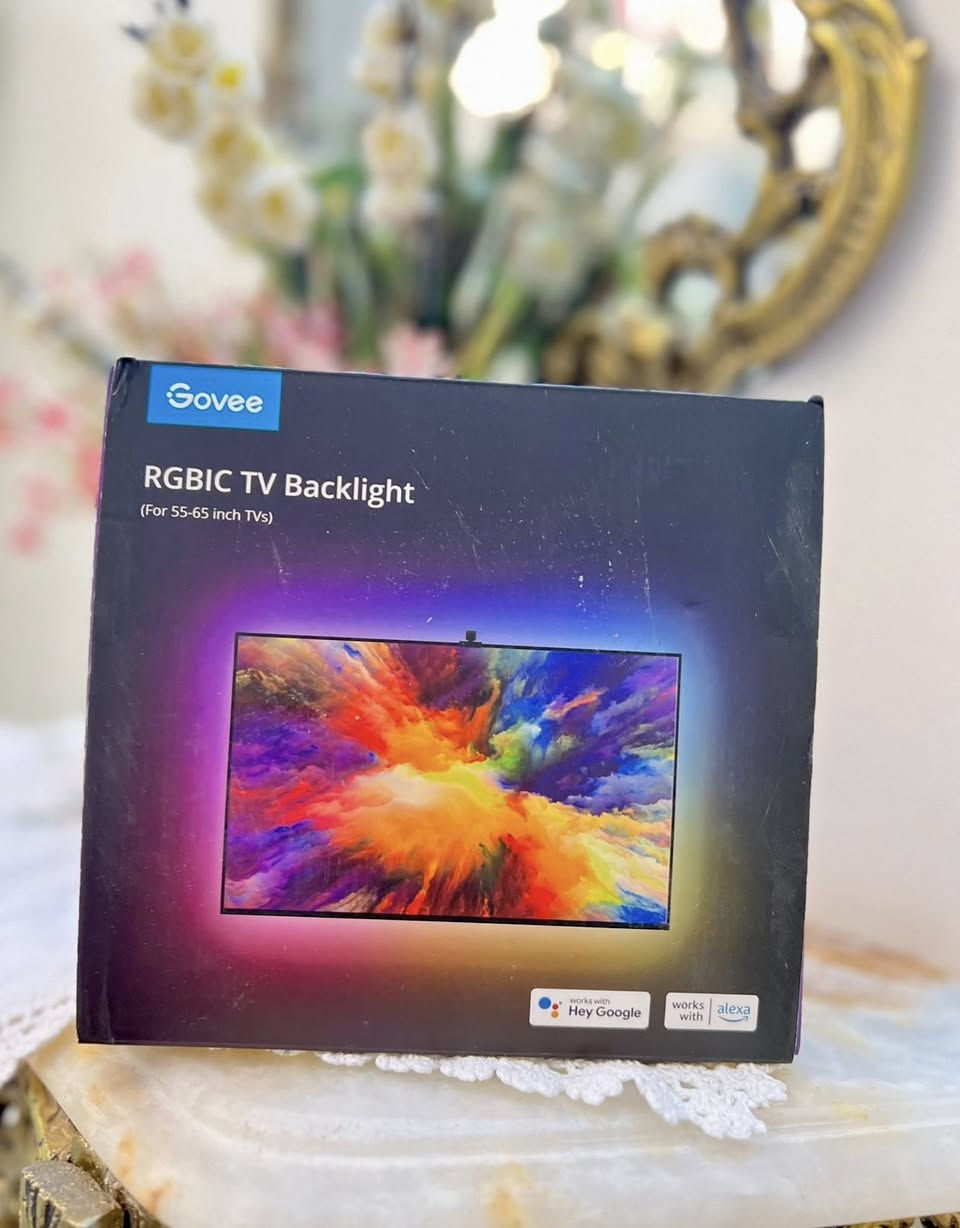 💥توفر من جديد✨
Govee DreamView Backlight T1 (55-65)
نظام Govee DreamView T1 هو شريط إضاءة LED ذكي 
مصمم خصيصاً للتلفزيونات بحجم 55-65 بوصة، ويعمل بتقنية متطورة لمزامنة الإضاءة خلف الشاشة مع الألوان المعروضة عليها في الوقت الفعلي. 

تقنية RGBIC: تتيح عرض ألوان متعددة ومختلفة على شريط واحد في نفس الوقت، مما يخلق تأثيراً انسيابياً ومتدرجاً.
التحكم الذكي: يدعم التحكم الصغير عبر تطبيقات الجوال (Govee Home) والأوامر الصوتية من خلال Alexa وGoogle Assistant.
أوضاع متعددة: يتضمن 12 وضعاً للمشاهد المختلفة، بالإضافة إلى وضع الموسيقى الذي يجعل الإضاءة تتفاعل مع صوت الأفلام أو الألعاب بفضل الميكروفون المدمج. 

المواصفات الفنية (H6199)
طول الشريط: 3.8 متر مقسم إلى 4 قطع لتغطية جميع جوانب التلفزيون.
كثافة الإضاءة: يحتوي على 30 مصباح LED لكل متر.
التوافق: يعمل مع شبكات Wi-Fi بتردد 2.4GHz والبلوتوث.
التركيب: يتميز بسهولة التركيب عبر لاصق قوي ومشابك تثبيت مرفقة.


**إذا كنت صاحب هذا الإعلان وتريد حذفه لأي سبب، رجاءا أرسل رسالة إلى الدعم الفني**