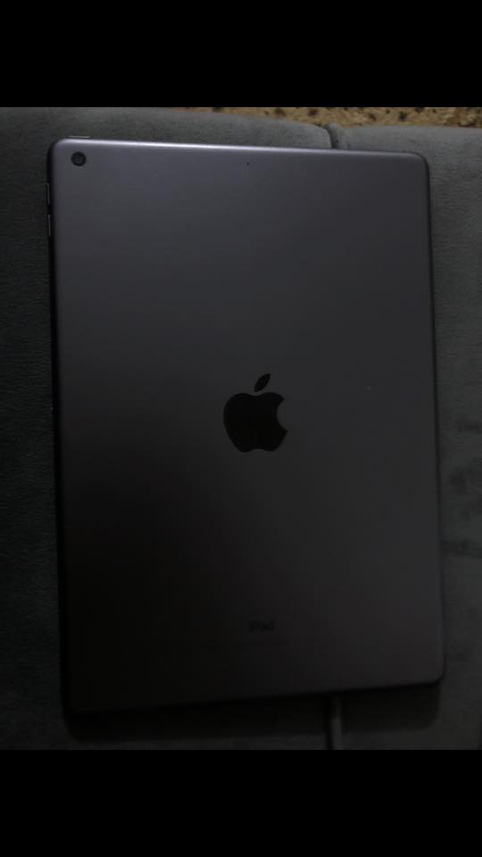 ايباد 8 ذاكره32 بطاريه ما مبدله يطول شحن فقط مبدل كلاسه اصليه طبقه الفوق الشاشه يشغل العاب قويه ويشغل ببجي 60 فريم سلسه وما يكطع وصوت عالي كلش ويفيد لدراسه والتصميم والالعاب رايده بـ170 الف وبي مجال بسيط جدا جدا  تواصل هنا او واتساب *********** مو شراي لاتراسل
