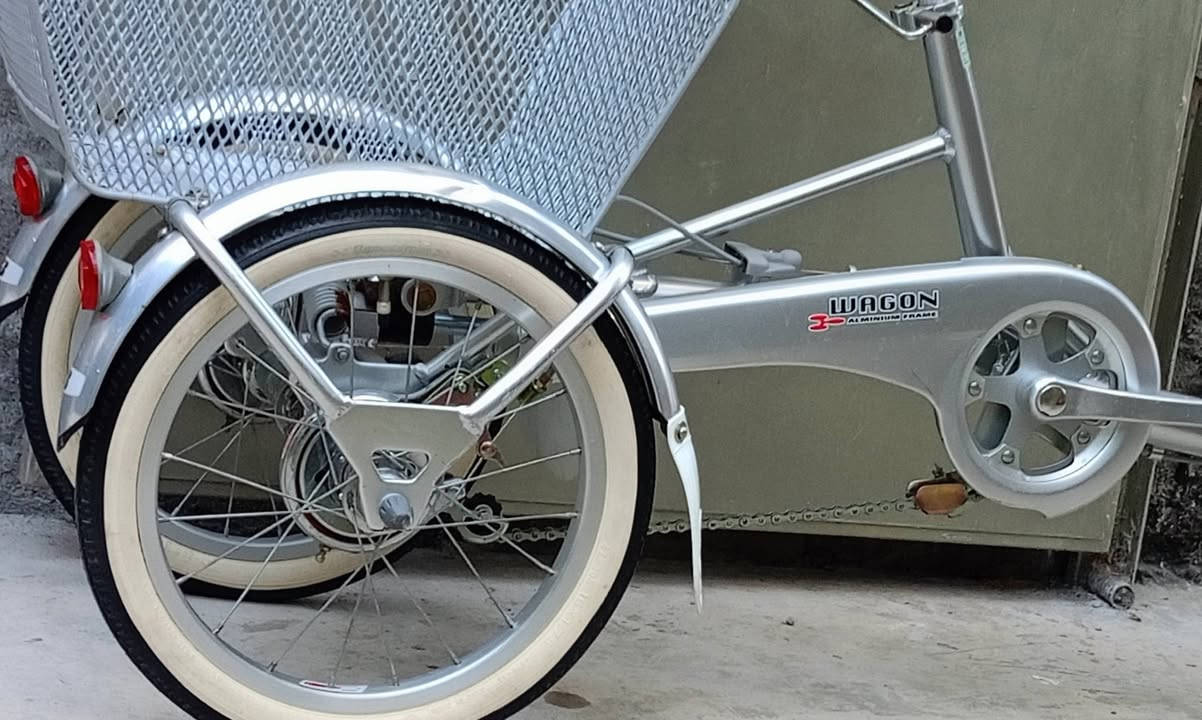 🚴‍♂️✨ السلام عليكم ورحمة الله وبركاته ✨🚴‍♂️
📢 دراجــة هــوائــيــة لــلــبــيــع
🔹 دراجة شويه مختلفة ومميزة 
👍3 اطارات  
🔹 ياباني أصلي 🇯🇵
🔹 ماركة برجستون 
#تصعد من عشر سنوات فما فوق 
#ترهم صغار كبار 
🔹 الحجم 20
🔹 النظافة 95% 
🔹 معدن ألمنيوم 
🔹 سلة أمامية وخلفية بلادي
🔹 وضع شركة – الدراجة كاملة أصلية
📍 العنوان: كربلاء / طويريج
🚚 تتوفر خدمة توصيل لجميع محافظات العراق
📩 للاستفسار أكثر:
خاص أو على الرقم 📞 ***********
