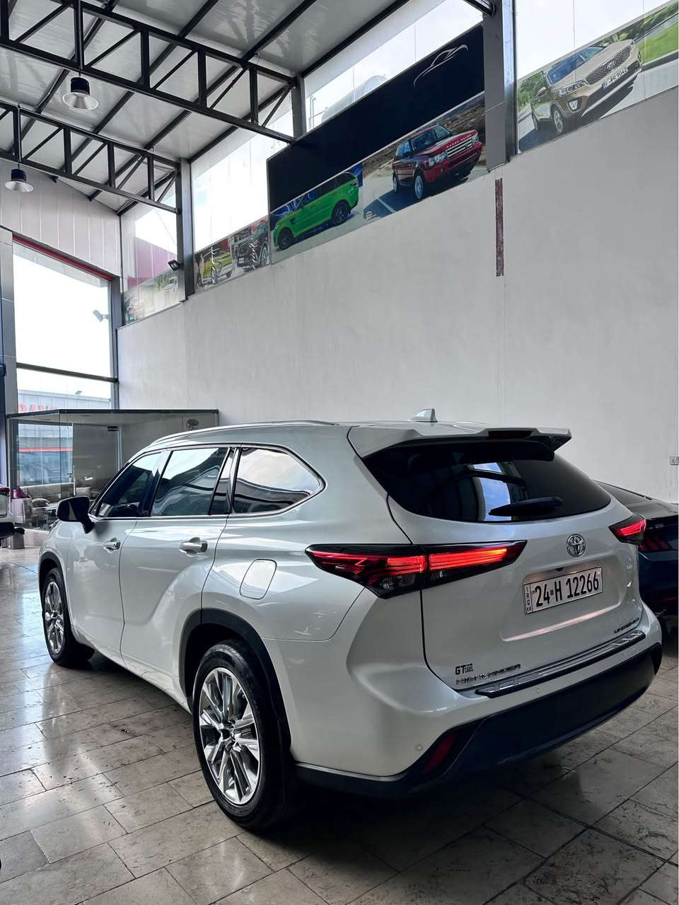 رقم السيارة : دهوك  
موقع السيارة : دهوك
نوع السيارة: هايلاندر 
موديل: 2023
المسافة المقطوعة:  49.000 ميل 
محرك 4 سلندر توربو بانزين فقط 

مواصفات:  limited 
 
بصمة تشغيل 
بصمة ابواب دخول ذكي 
كشنات جلد 
كشنات خزن كهربائي 
كشنات تدفئة وتبريد 
تشغيل عن البعد 
بانوراما 
زر دفع رباعي خفيف وثقيل 
بريك كهربائي 
نظام اوتو ستوب 
نظام اوتو هولد 
وضعيات قيادة درايف مود سبورت .نورمال .ايكو 
دفع رباعي 4*4 
العداد دجتال الكتروني  
مانع انزلاق تراكشن
نظام نزول منحدرات 
نظام Snow ثلج 
ستائر خلفية
صندوك كهربائي + فتح عن طريق القدم 
صندوك يدعم سستم سماعة JBL 
بلاجيكتور كشافات 
رادار نقطة عمياء جانبي ‘
رادار خروج عن المسار 
رادار مانع تصادم امامي 
رادار خلفي للسيارة 
لايت زينون LED +عدسة دوارة
مقاعد صف ثالث سبعه راكب 
ايشاير مري 
الويل عشرين ينج
ستيرن تدفئة 
شاحن وايرلس للجوال 
دشبول والأبواب مطعم بالفورميك بيجي 
شاشة كبيرة 
سستم سماعات JBL
حساسات اماميه خلفيه 
مداخل USB وتايبسي للجوال
نظام الخرائط نڤكيشن
تحكمات ستيرن اوامر صوتيه فول 

ملاحظات: كلين تايتل بدون صبغ مكفوله كفاله عامة

السعر 42.500$ مجال 
 
للأستفسار :

 ***********
*********** دهوك, العراق
