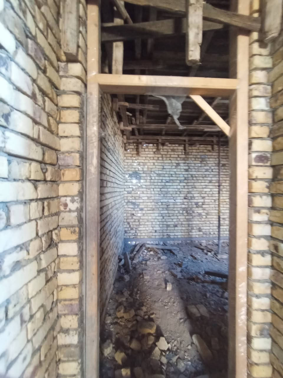 مشتمل هيكل مسقف لبيع بالسفحة الثانية بناء جديد قرب شارع امحمد الوائلي ابصف شارع ٢٠ قرب الخدمات طابو صرف تحويل ثاني يوم  للاستفسار والاتصال ***********
