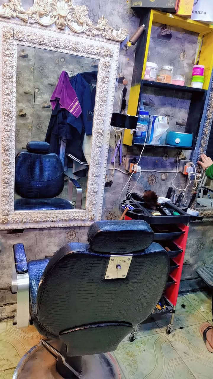 كراسي حلاقه ٢ مع مرايات ٢  كامله ونظيفه ب٢٢٥ الف وبيهه مجال للاستفسار الاتصال على الرقم ***********
