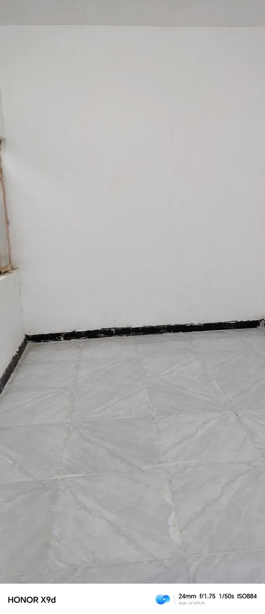 بيت للبيع مساحه 135  يرهم اقصاد بمقدمه فوك ال15
اساس صب بناء بلوك سقف عگاده 
يحتوى الدار على غرفتين وصاله ومطبخ واستقبال مغاسل داخليه و خارجيه 
(ملاحظه الاستقبال بعده هيكل  )
الموقع قرب المستشفئ الجديده يم ملعب قاسم بضبط خدمات كامله
 للتواصل الاتصال على الرقم ***********أو مراسلة  واتساب متوفر
