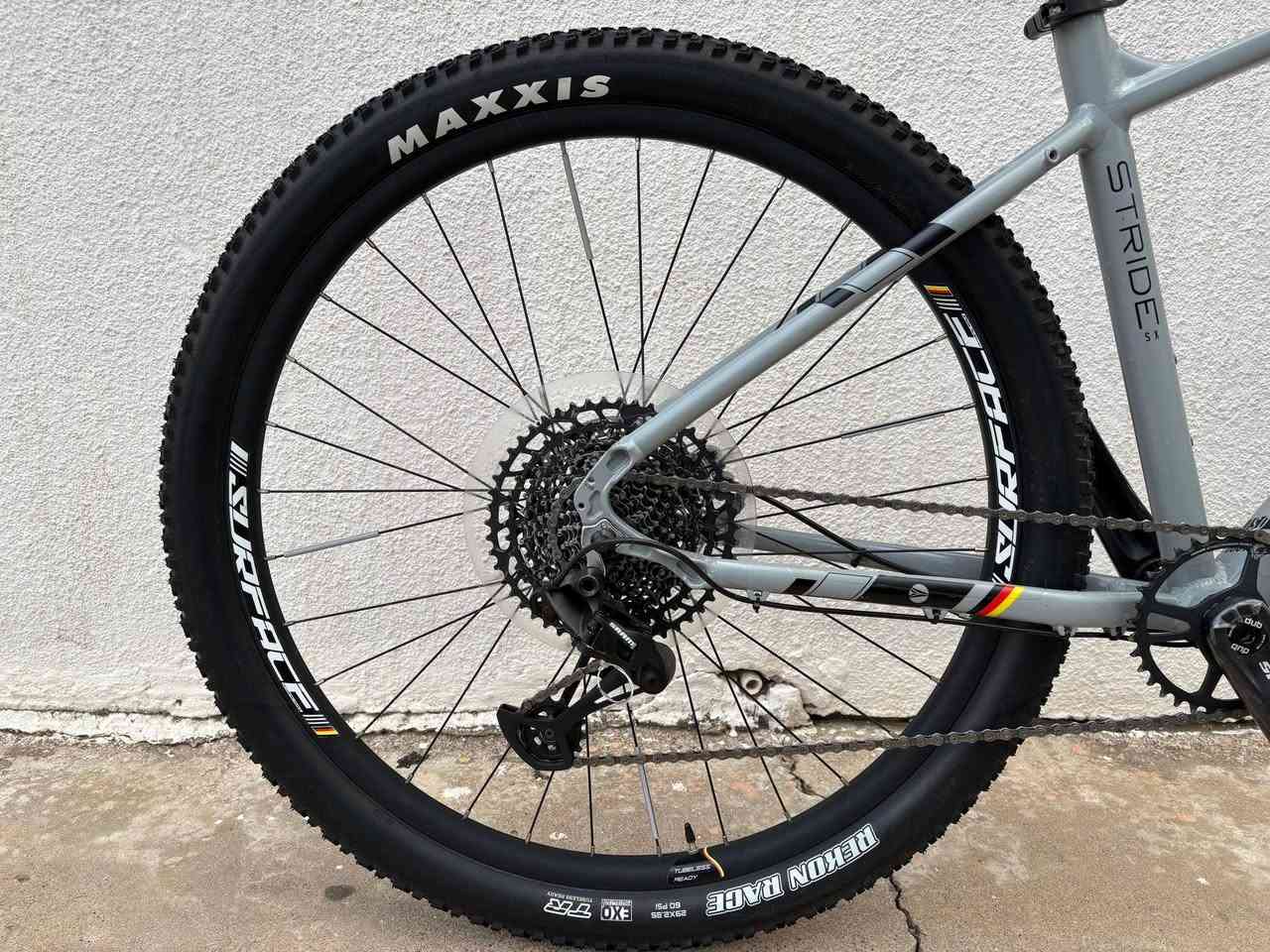للاستفسار عبر واتساب ***********
Hydroformed, custom Butted 6061 Aluminium frame
Rockshox Judy Silver TK fork, Remote, 29″ Solo Air, MXL Lite BOOST, 100mm Travel
SRAM SX Eagle 12spd drivetrain
Surface Asymmetrical Alloy, 23mm wheels, TR
Adapted POP geometry
Tektro MD-M275 hydraulic disc brakes
Maxxis Rekon Race 2.35″ TR tyres
