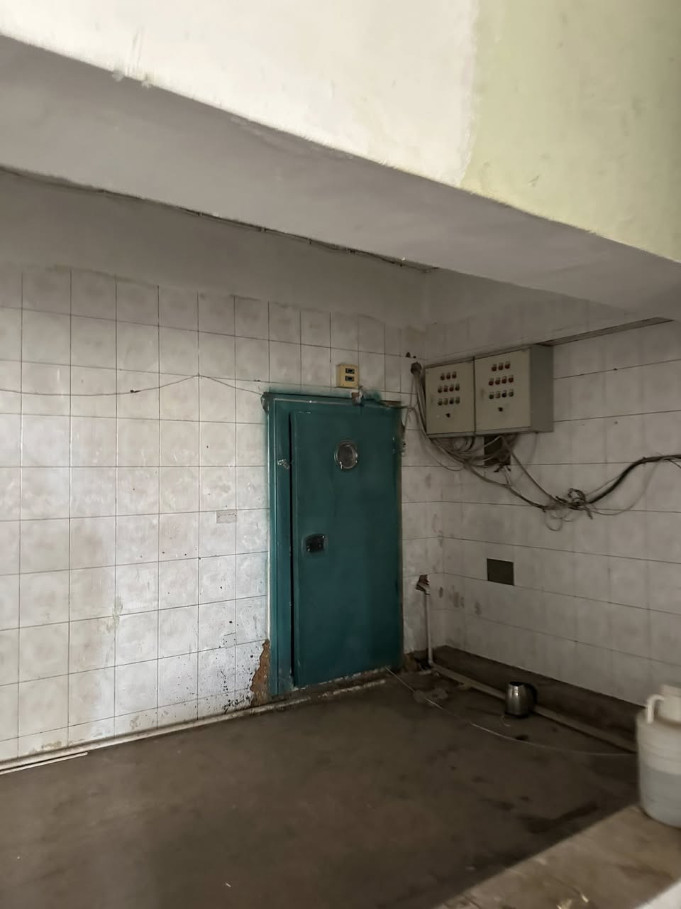 سلام عليكم نص بنيايه  لليجار  تحتوي على ثلاث برادات كبيره  تبريد و تجميد ومصعد 3 طن و مخازن تعدده و شقه حارس 
التواصل 

***********
