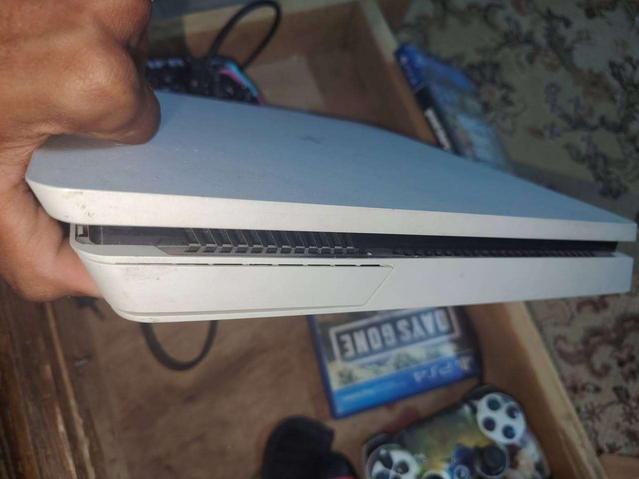 بلي 4 للبيع جهاز نضيف وجاهز مباشر للتشغيل بدون حماوه ولا اي خلل ولا اي تصليح لون ابيع معا اربع يدات وكامل ملحقاته بيس وألعاب موجودات مكاني البصرة الزبير ماعندي توصيل السعر 225 الشراي يتصل ويدلل ***********
