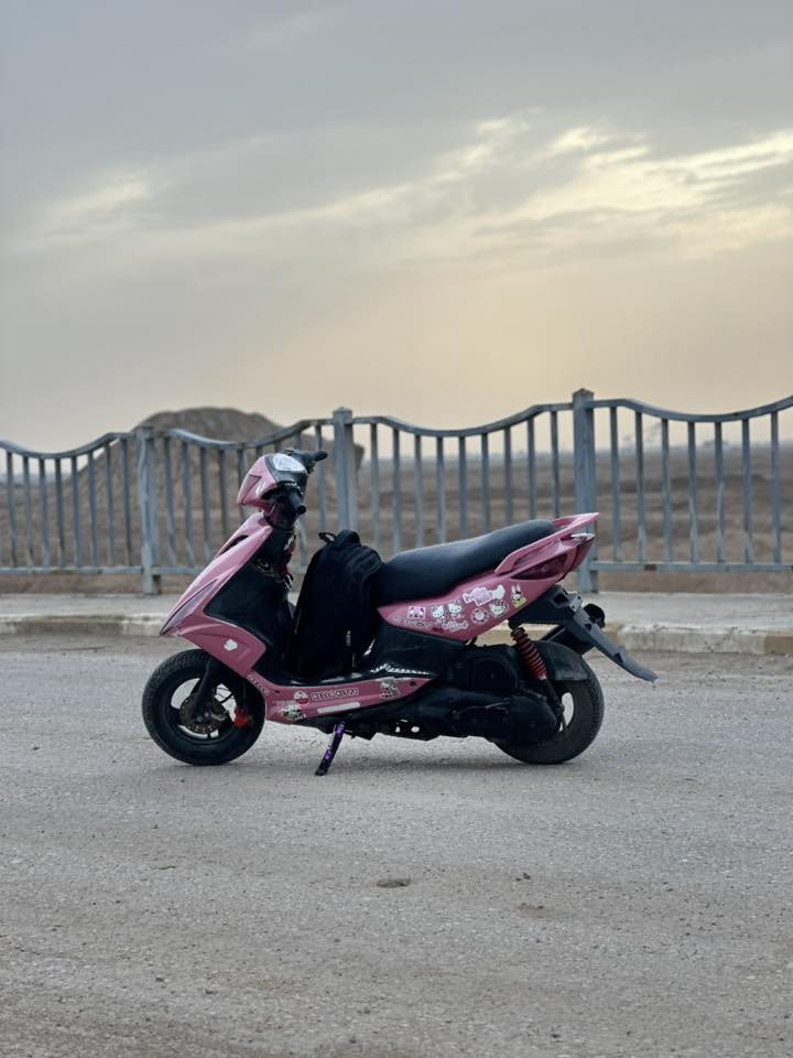 السلام عليكم ورحمة الله.     دراجه ماكس مضلع للبيع الدراجه كلشي شغال بيه ما عده  العداد الواير مالته او شوف شنو الدراجه تخم تايرات جديد بانزات جديده فج امامي جديد   الدراجه كله ورديه الكلوبات والاشاير همين.  شوفت عينك الدراجه مفتوح الكور مبدل ولفات  اي نضوح او قطرة دهن ما بيه مكينة49بلاد
سعرها 850 وبيه مجال 
تواصل***********
