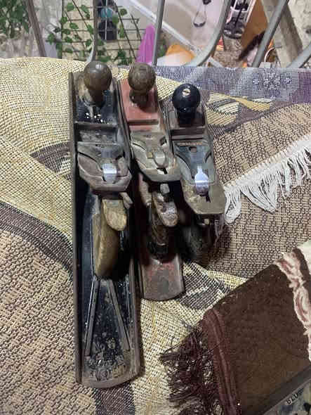 السلام عليكم غراض للبيع نجاريه وحداديه 
كمبريسر كوسره ثابته منشار يدوي ريبون وبلانيات وفريزه مكينه لحيم العنوان بغداد الدوره *********** وتساب موجود
