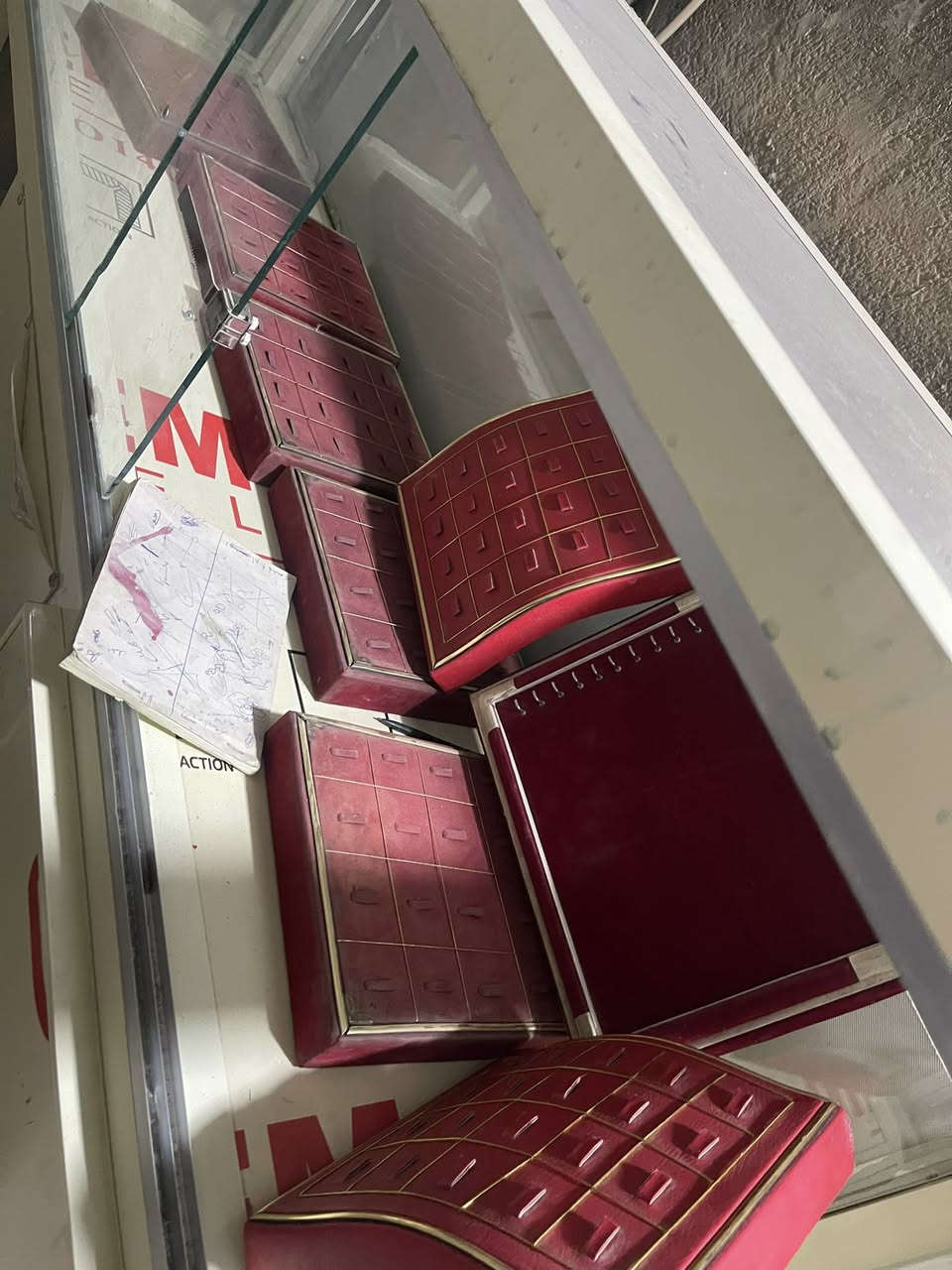 سلام عليكم  عارضه مال ذهب شغل درجه اوله اضاءه داخليه 8 قطع امصلهن قبل 5اشهر الشراي يتصل سعر مناسب ***********
