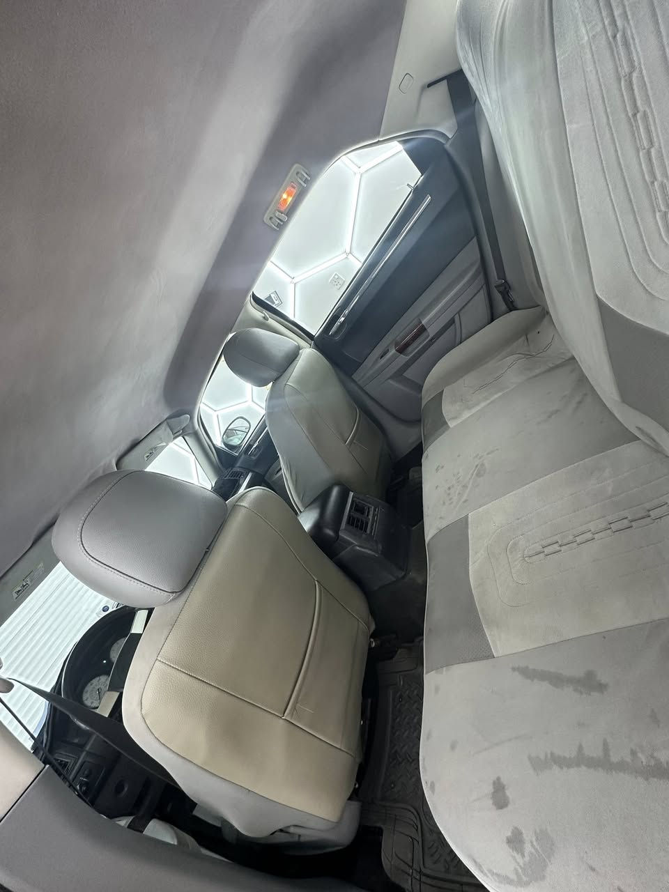 السلام عليكم. اوباما 2010 اصل اربع جوكات  رقم اربيل سياره بدون حادث فقط تكحيل مقدمة القماره وشويه من التكمه نتيجة تكشير الصبغ  السياره عليهه ادامه كير ومكينه خير من الله ونصبتهه وغرفتهه جديده وحلوه وب العافيه على الي ياخذهه 
*********** 
ومتواجد ع الفيس ايضا 
لتخافون مو من جماعتة الي اخاف من السعر
سعر السياره ١٢٥ ورقه  
والخير فيما اختاره الله
