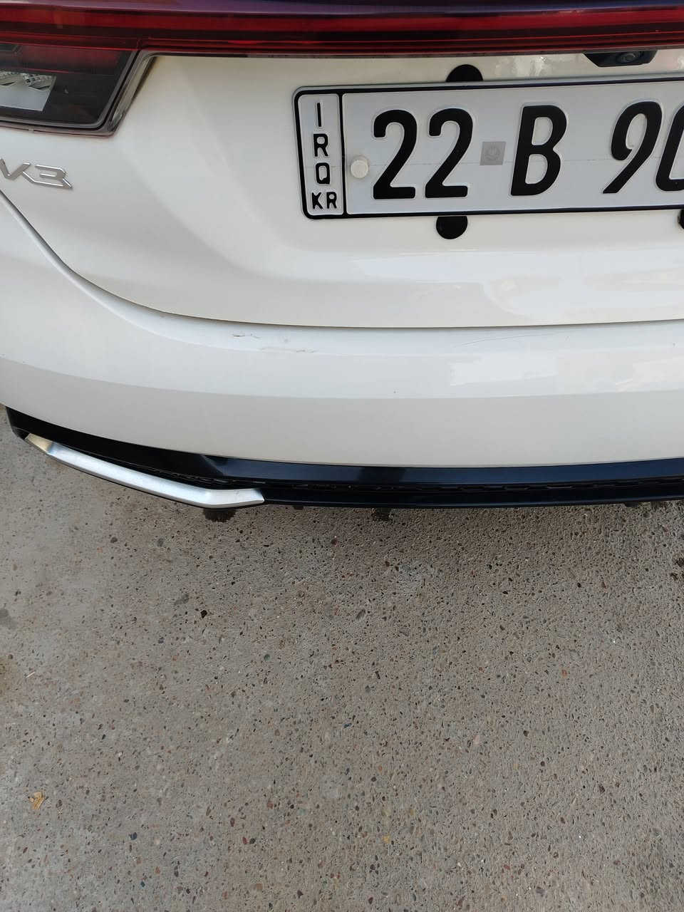 السلام عليكم لبيع كي3 رقم اربيل بسمي
 تحويل مباشر بيها هذني الملاحضات موضحات بصوره لا اتخابرني وتكلي شبيها مابيها سياره جديده
موصفات الكي3 معرفه موديل 22 ماشيه 25 الف
السعر 132
الاسفسار *********** بغداد
