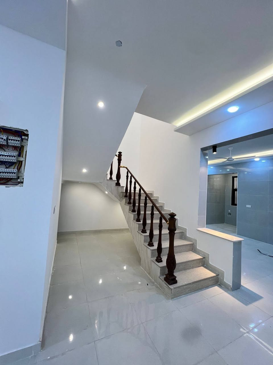 بيت للبيع محافظة المثنى مجمع البيادر
مجاور حي النفط 
((بناء شخصي )) 
درجة أولى فول الفول
تم إكمال  مرحله البناء سنه 2026
مساحه 200 م
ملاحظة(( بيع نقد او على المبادره من لديه حجز مسبق)) 
ملاحظة ((  حر غير مطلوب و غير مسكون ))

يحتوي الطابق الأرضي غرف عدد اثنين نضام سويت وصاله كبيره ومطبخ حار وبارد وستقبال
والطابق الثاني غرفه واحده

للاستفسار الاتصال على الرقم *********** او مراجعة مكتب المدائن للعقار
عنوان المكتب محافظة المثنى حي العسكري قرب جامع الإمام علي ع
