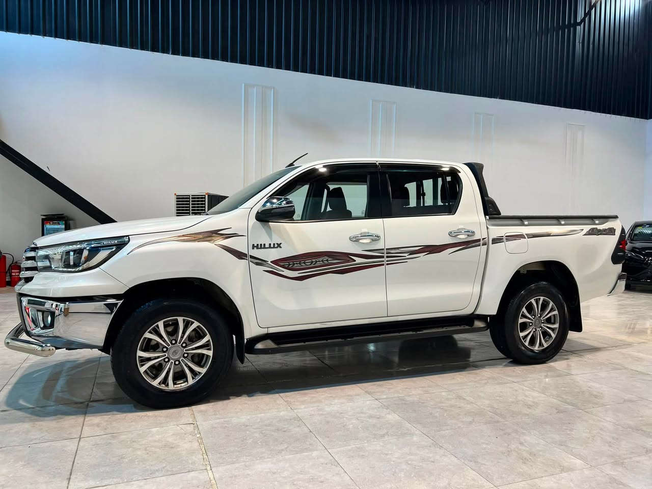 | تويوتا هايلوكس 2020 4×4 بصمة
مكفولة من الصبغ والتبديل والفتح كير محرك كفالة
💥 قوية.. عملية.. وجاهزة لكل الطرق 💥

السعر 267 ورقة وبي مجال 

✅ الموديل: 2020
✅ نظام الدفع: رباعي (4×4)
✅ المحرك: 2.7 لتر – 4 سلندر
✅ ناقل الحركة: أوتوماتيك 6 سرعات
✅ عدد المقاعد: 5

المواصفات:
✨ شاشة 8 إنش
✨ Apple CarPlay & Android Auto
✨ كاميرا خلفية
✨ حساسات أمامية وخلفية
✨ مصابيح LED
✨ مثبت سرعة
✨ نظام الثبات الإلكتروني (VSC)
✨ مساعد صعود المرتفعات (HAC)
✨ نظام ABS
✨ وسائد هوائية
✨ جنوط 17 إنش
✨ خزان وقود 80 لتر

متوفرة لدى معرض احمد الكبيسي لتجارة السيارات 

📍عنوان بغداد• حي جامعة • نفق الشرطة 

📞 للاستفسار والاتصال:
***********
***********
