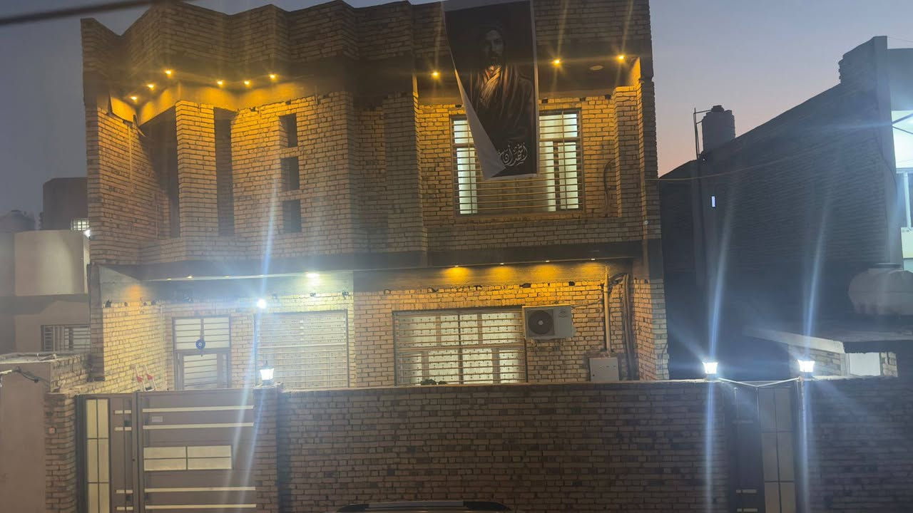 السلام عليكم بيت للبيع مساحه الكليه  332البناء223و123جانبيه تصلح حديقه او دار بناءدرجه اولى  طابقين 5غرف نوم استقبل كبير والصاله كبيره الارضيه مرمر للاستفسار الاتصال ع الرقم *********** الموقع حجي حسن الاولى المسيجه بالمقىمه مقابل السياج  موقع الدار جيد
