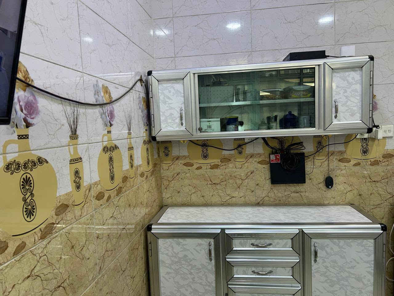 سلام عليكم .... لللبيع ثلاث كاونترات مختلفة الاحجام والمواصفات حسب الصور وكلها نظيفة 
اول واحد سنك مرمر كاونتر قياس ١٨٥ سم 
والثاني كاونتر مع ملحق قياس ١٥٠ سم 
والثالث كاونتر سنك ستيل قياس ١١٠ سم 
السعر ٣٠٠ الف للكل واذا واحد يريد واحد او اثنين عادي يتصل 
الاتصال على الرقم ***********
