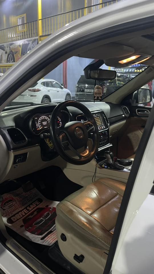 جيب خليجي ٢٠٢١
ابيض
مكفوله عدا طعجه  صغيره باب خلفي
ماشيه  ٨٠ الف ميل
كهربائيات كلها شغاله
كير ومكينه كفاله
تايرات جدد
السعر ٣٥٠ ورقه وبيها مجال بسيط
***********
