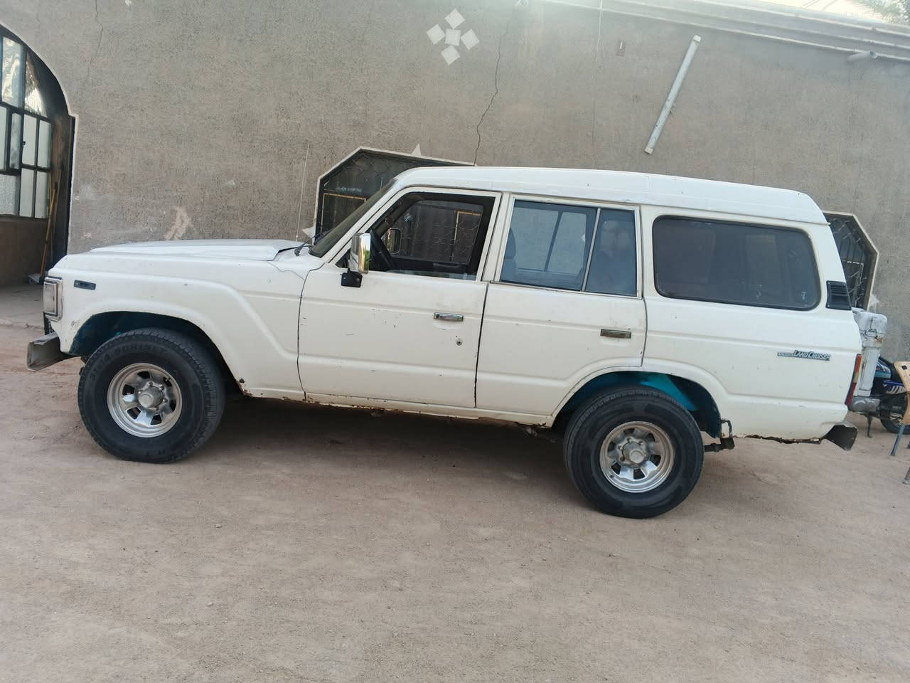 السلام عليكم لاندكروز موديل 82 محدده 89 سياره جاهزه سياره ماكينه كير تيرات حداديه كهربيات كله شغاله مسجل جاهزه وسهره مناسب ستفسار تصال علمن سياره رقم وسنويه صدامي لكن ابيع هل موجود كوم حديد 20 وبيها مجال قليل ***********
