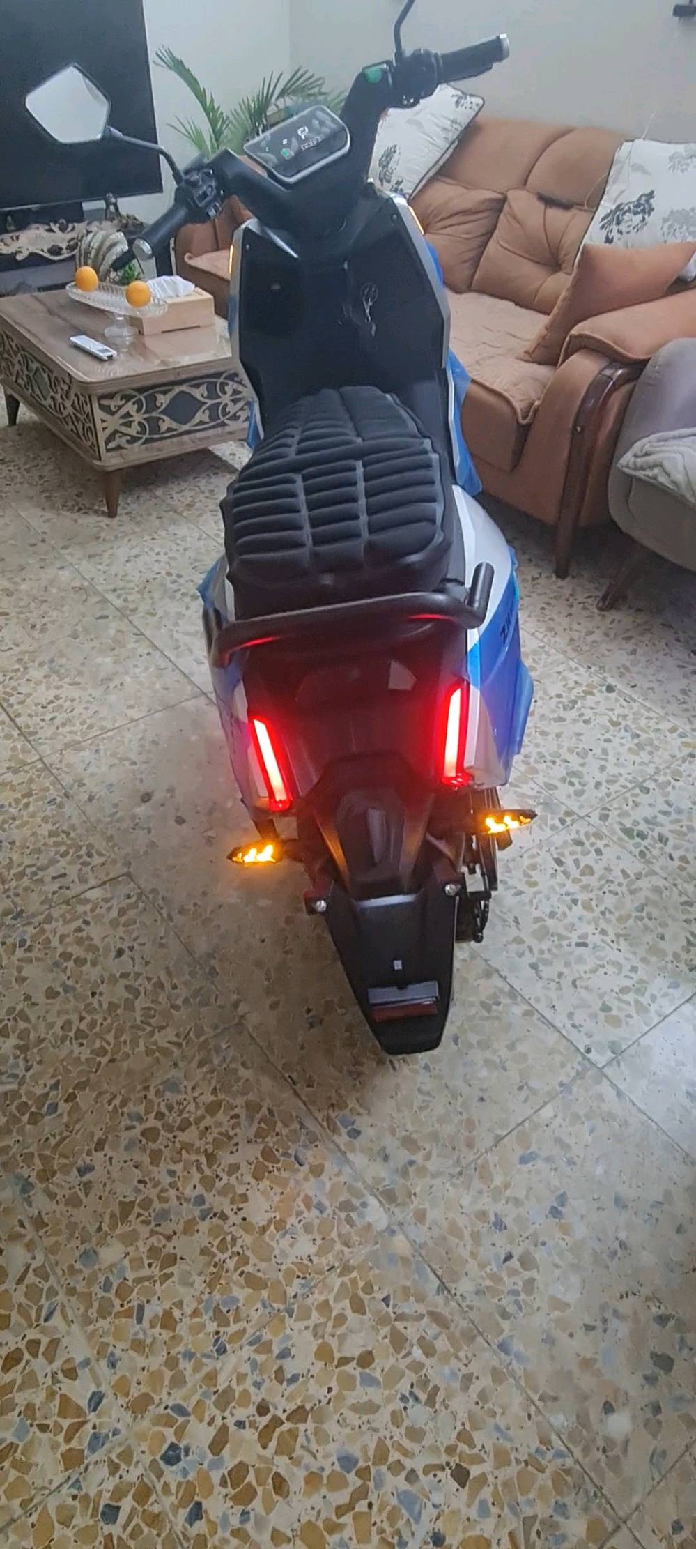 دراجة شحن فضائي منشركةZKH جديدة زيرو مماشية من النقل للباب ملف ٢٠٠٠واط ٦بطاريات مسطرة حجم كبير سرعة ٧٥_٨٠كلم المسافة بالشحنة ٧٠_٨٠ كلم نظام٣سرع لايت زينون لونين ابيض وشمسي نشرات ملونة متغيرة بصمة وسويج تشغيل نظام حماية ضد السرقة إطارات حجم ١٢بريكات دسك هيدروليك دبلات امامي وخلفي هدروليك مساحة خزن واسعة شحن موبايل قاطع دورةمع هدية جادر كبير وغلاف كشن طبي العنوان بغداد رقمي ***********