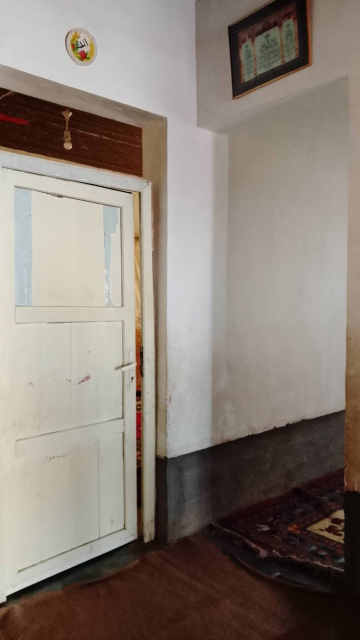 السلام عليكم اعادة الشنر
بيت للبيع يتكون من ربعه وهول ومطبخ وقرفتين وصحيات البيت سند زراعي المكان التقاطع الخصم جدام جامعة الحلو مساحه البيت 300متر السعر 40 وبي مجال ***********  
***********
