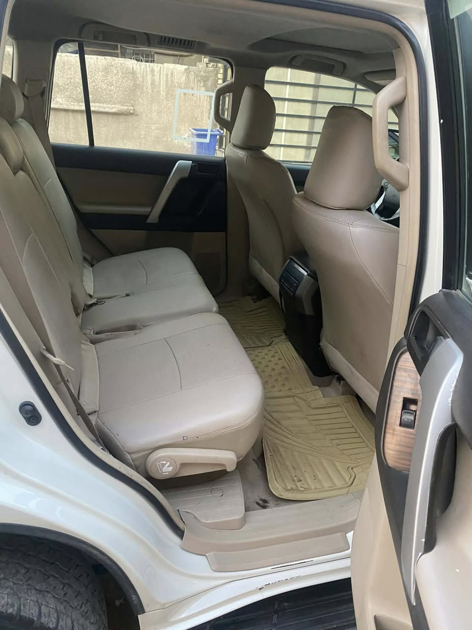 السلام عليكم برادو لاندكروز للبيع او المراوس حسب القناعة موديل 2012 TXL محركها 6 سلندر فول مواصفات 1/1 سبير تعليك مكفولة كير مكينة مكفولة من الصبغ والتبديل بيها شخوط خفيفة ما مبينة ورا باب الصدر السيارة حلوة مابيها كل نقص ماشية 200 وشوي رقم بغداد باسمي مكاني بغداد الرصافة سعرها 265 وبي مجال بسيط رقم الهاتف هـ/ ***********
