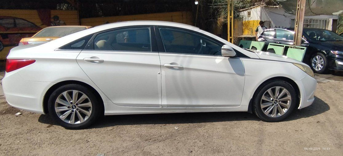 سوناتا موديل 2014 خليجي
مكفولة من الضربه والصبغ والتبديل 
ماشية ١٤٠ الف 
مواصفات /
محرك 2400 
حساسات 
.تحكمات كامل
 .كشنات جلد.
كشنات تدفئه تبريد اماميه خلفيه.
قطعتين تبريد
.ثلاجه بالجكمنجه.
شفتات سرعه .
واكو مواصفات بعد معروفه رقم اربيل .
باسم شركه.
مكانها .ديوانيه مركز 
***********/واتساب متوفر .
