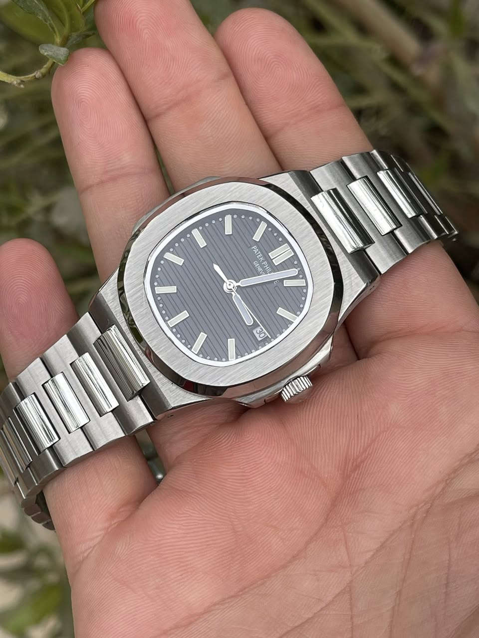 سلام عليكم ساعة البيع
ماركة باتك فليب 
سنل ستيل ب كامل 
مكينه كشف 
أوتوماتيك و تكويك خزن طاقة 
عرض منفذ  تاريخ 
ارقام اميال لامنيوس ساعة بلادية ب كامل 
سيل كامل
ساعة باله ب نضافة تامة 
عنواني بغداد الدورة يوجد توصيل بغداد ولكل العراق 
***********
