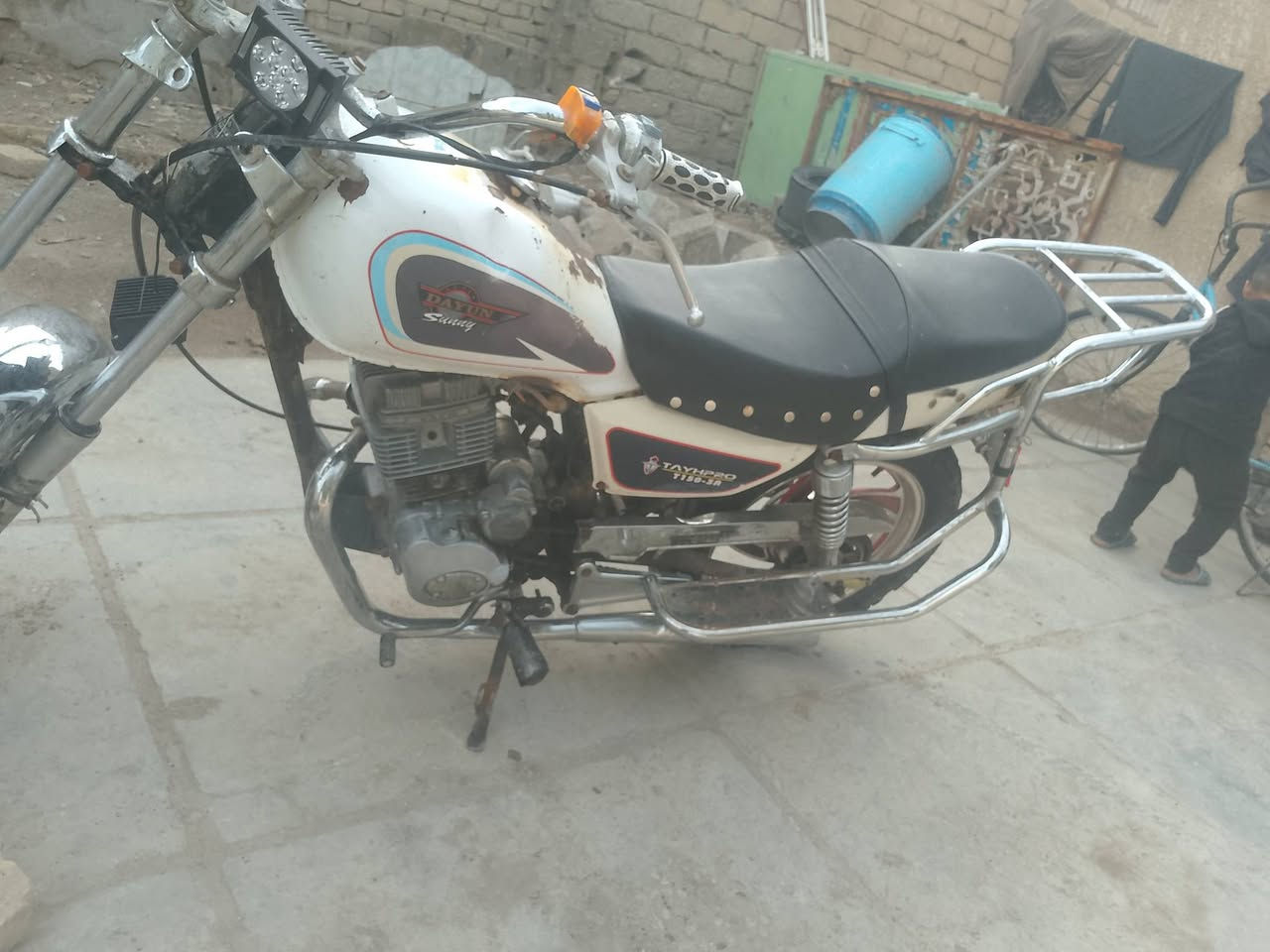 سلام عليكم دراجه تايموته موديل 2011نضيفه وحلوه  عوزها ترتيب بيها خيط تبخير قليل   السعر200وبيها مجال قليل كلك بدون اوراق ***********
