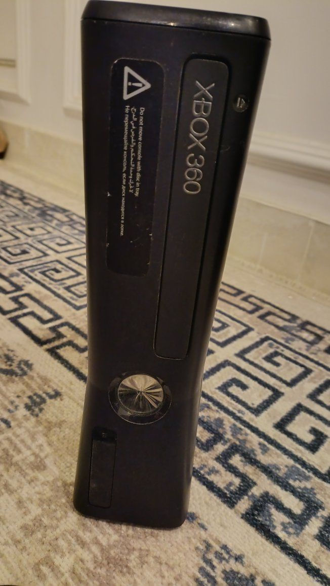 السلام عليكم xbox 360 للبيع نضيف كلش وياه يدتين واير مال بالة للبيع  قرب مجسر الرازي ب 90 الف ***********
