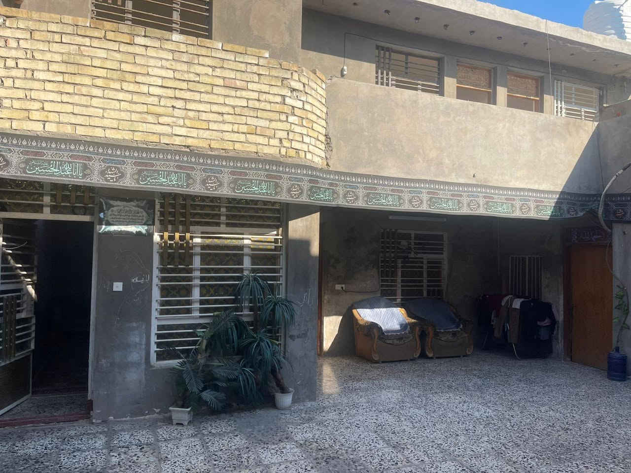 سلام عليكم بيت بل اورفلي خلفي عرض الممر متر المساحه ١٥٧ متر قاطين الجوه عگاده والفوك صب مسلح بي ٥ غرف فوك ٣ وجوه ٢واستقبال ومطبخ وملحقاته وحوش جبير مقابل جامع المصطفى  قرب مدرسه كافل اليتيم السعر ١٢٥ وبي مجال *********** مسحوب عليه اسكان ترميم واضافه بناء والتسديد عل البايع.
