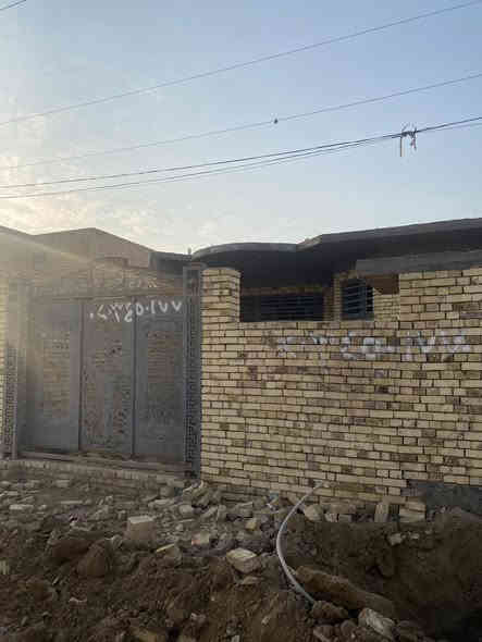 بيت زراعي سند ٢٥  200 متر هيكل بعد دواخله ما كامله + قطعه 300 متر  بصفه  للعلم كامل خدمات باقي بس التبليط جايي يشتغلون بيه بعدهم ما مكملينه  العنوان حي العسكري دوانم لازم للأستفسار ***********
