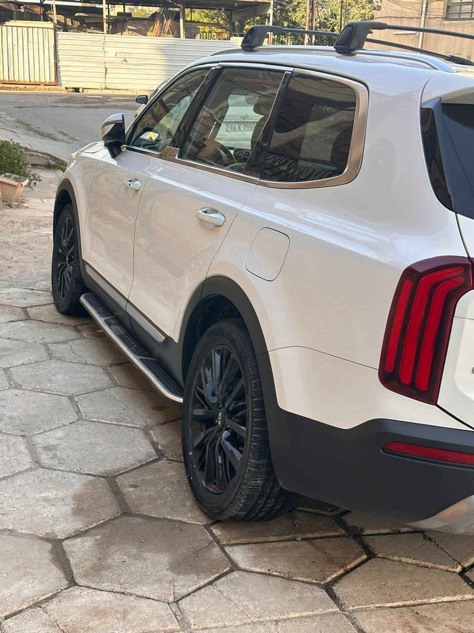 كيا تولورايد 2020 sx برستيج 
اعلى فئة 
لون ابيض 
مواصفات : 
4 كامرات 360 درجة
رادارات 360 درجة 
توقف ذاتي بالرجوع للخلف 
توقف ذاتي امامي 
نقاط عمياء 
قيادة ذاتية 
سستم صوت هارمن
فتحتين سقف 
داخل جوزي 
كشنات vip منفصل سبعة راكب
شكنات كهرباء 
شاحن وايرلس  
تدفئة وتبريد كشنات امامي وخلفي 
داتا شو بالدشبول 
شاشة كار بلي 
اضاءة داخلية متغيره اللون 
حساسات امامي خلفي 
لايت عدستين 
قمارة كنتارا نيلي
فور ويل ذكي 
صندوك كهربائي 
دوسات جانبية 
ويل 20 اسود بلادي 
اوتو هولد هندبريك كهرباء 
5 وضعيات قيادة
حادثها چاملغ الامامي فقط .مصبوغ وباقي السيارة بلاد .
إطارات جديدة .
وضع السيارة ممتاز وعزل ممتاز .
السعر/ 28500$
السيارة جانيها من عام 2022
*********** بغداد, العراق
