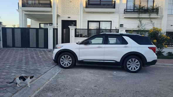 فورد إكسبلورر King Ranch -2022
محرك V6 سعة 3.0 لتر EcoBoost توين تيربو

قوة تصل إلى 400 حصان 

ناقل حركة أوتوماتيكي بـ 10 سرعات

نظام دفع رباعي ذكي

أوضاع قيادة متعددة (الثلوج – الرمل – الطرق الوعرة – القيادة العادية)

مقاعد جلد فاخر King Ranch مع تطريز مميز

مقاعد أمامية كهربائية مع تبريد وتسخين

صف ثالث قابل للطي كهربائياً

تكييف أوتوماتيكي ثلاثي المناطق

إضاءة داخلية محيطية

سقف بانوراما

شاشة لمس مركزية كبيرة ( 10.1" انج)

نظام ملاحة

نظام صوتي فاخر Bang & Olufsen مع 12 سماعة

شحن لاسلكي للهاتف

تشغيل عن بعد

منافذ USB أمامية وخلفية

Apple CarPlay / Android Auto

رادار متكيف مع مثبت السرعة

تنبيه الخروج عن المسار مع المساعدة في البقاء داخل المسار

كاميرا 360 درجة

حساسات أمامية وخلفية

نظام تنبيه النقطة العمياء

مساعد الركن الذكي

جنوط 20 إنش

شبك أمامي مميز بلون نحاسي King Ranch

تشغيل السيارة بالبصمة

أنوار LED أمامية وخلفية

فتحة سقف بانورامية

خطافات سحب أمامية وخلفية

حادثها الجاملغ السائق صبغ بسيط شبر +تعديل 
وباب السائق مبدل بلادي 
السيارة ماشية 93.000km و شویة 
شوف رقم الشاصي الموجودة بالصور و شوف الحدث

*********** واتس اب 
*********** واتس اب  

السعر 38.500$ و بي مجال بسيط
