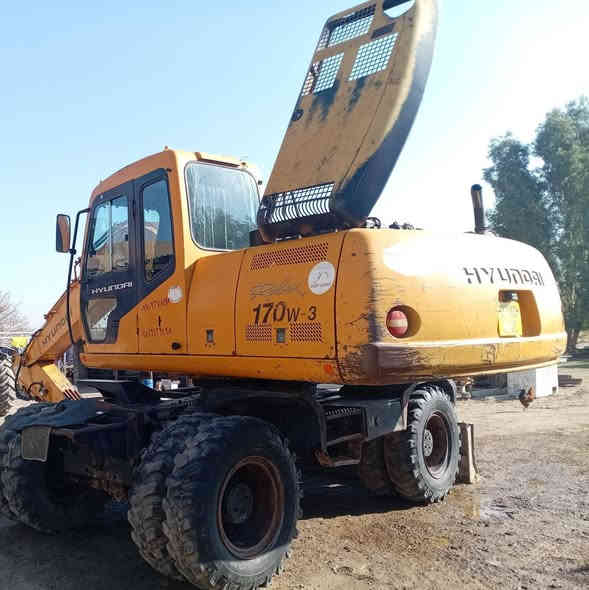 السلام عليكم
للبيع حفارة هونداي تاير حجم 170

موديل 2001  مكان الحفارة بغداد

للأستفسار ***********

***********
