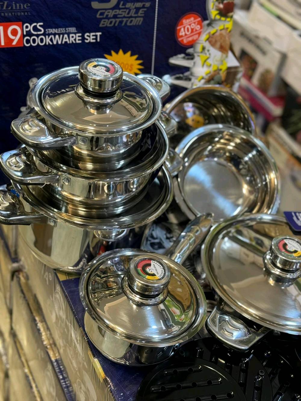 ✨ سيت قدور Lone Flight Royal الأصلي – 19 قطعة 
اختيارك المثالي للمطبخ العصري 👌 جودة عالية جدا تدوم سنين
🔹 المواصفات:
ستانلس ستيل أصلي 18/10 مقاوم للصدأ
قاعدة 9 طبقات (Capsuled Bottom) لتوزيع حرارة متوازن
يوفر حرارة ويقلل استهلاك الطاقة 🔥
مناسب لجميع أنواع الطباخات: غاز، كهرباء،
أغطية محكمة وتحتوي على مقياس حرارة 🔥
تصميم فاخر عملي للاستخدام اليومي
🔹 محتويات السيت (19 قطعة):
قدر كبير + غطاء (24 سم)
قدر وسط + غطاء (22 سم)
قدر متوسط + غطاء (20 سم)
قدر صغير + غطاء (18 سم)
مقلاة عميقة + غطاء
مقلاة عادية
قدر تبخير / سلق + غطاء زجاج
سلة قلي (شبك)
قواعد حرارية وإكسسوارات
🔹 المميزات: ✅ تسخين سريع ومتوازن
✅ ما يغيّر طعم الأكل
✅ سهل التنظيف
✅ عمر طويل وجودة عالية
✅ مناسب للعوائل والاستخدام الثقيل