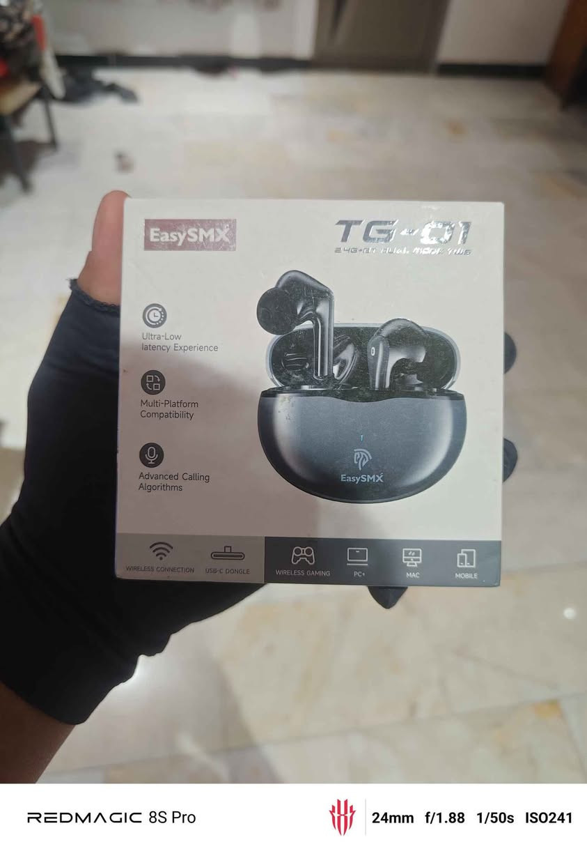الكل 
تظهر الصورة سماعات أذن لاسلكية من نوع EasySMX TG-01 VR TWS. تم تصميم هذه السماعات خصيصاً للألعاب (Gaming) وتتميز بزمن تأخير منخفض جداً لتوفير مزامنة صوتية دقيقة أثناء اللعب. 
Prom
Prom
 +1
المميزات الرئيسية:
اتصال مزدوج: تدعم الاتصال عبر تقنية Bluetooth V5.0 وأيضاً عبر اتصال لاسلكي عالي السرعة بتردد 2.4 جيجاهرتز لتقليل التأخير.
توافق واسع: يمكن توصيلها بأجهزة متعددة تشمل الكمبيوتر الشخصي (PC)، وPS4، وPS5، وNintendo Switch، ونظارات الواقع الافتراضي مثل Meta Quest 2.
عمر البطارية: توفر السماعات ما يصل إلى 5 ساعات من الاستخدام بشحنة واحدة، وتصل المدة الإجمالية إلى 25 ساعة عند استخدام علبة الشحن.
تحكم لمسي: تدعم التحكم من خلال اللمس لإدارة الموسيقى والمكالمات بسهولة.
تصميم مريح: تتميز بوزن خفيف وتصميم مريح للأذن للاستخدام الطويل. بغداد, العراق


**إذا كنت صاحب هذا الإعلان وتريد حذفه لأي سبب، رجاءا أرسل رسالة إلى الدعم الفني**