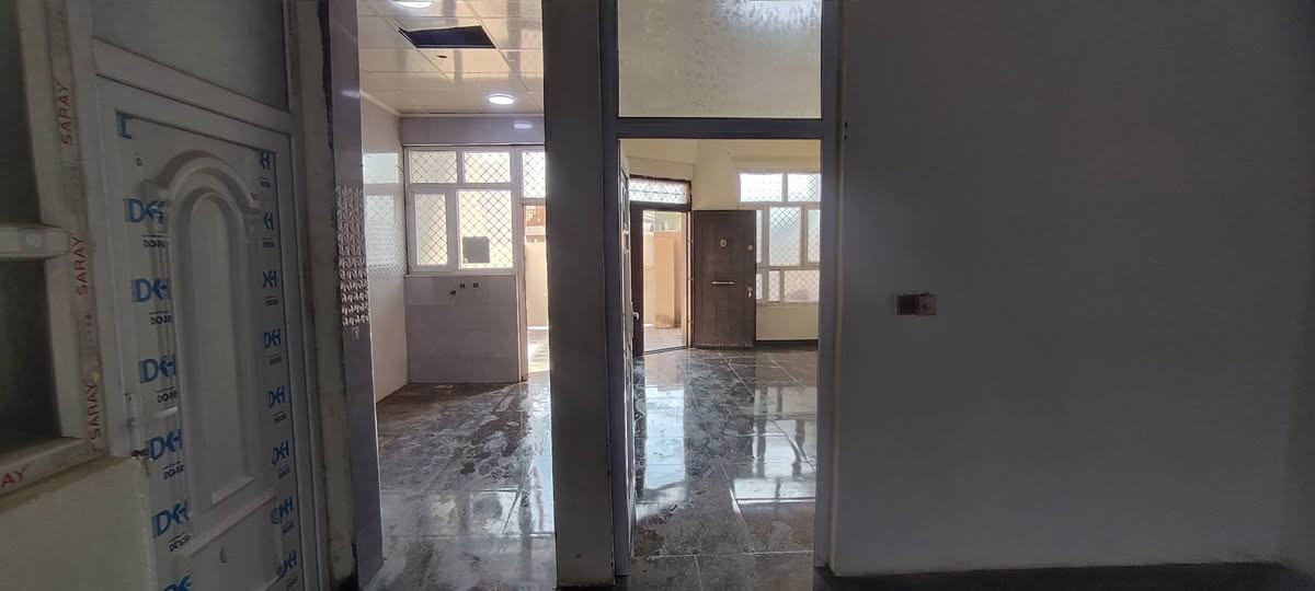 بيت للبيع مساحة البيت 120م طابقين جاهز من كل النواحي سيراميك من السطح لباب الخارجي يحتوي كل طابق على غرفة و صالة و منور عدد2 وصحيات و مطبخ و استقبال العنوان كاطون الرحمة شارع الصحفية رقم القطعة (6408) 
السعر 115وبي مجال قليل 
 متواجد فيس او (***********)بي واتساب رقمي
